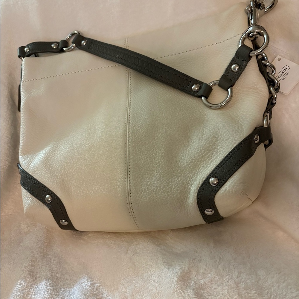 Coach Carly Pebbled Leather shoulder  Hobo bag off white
All sales final - Picture 2 of 5